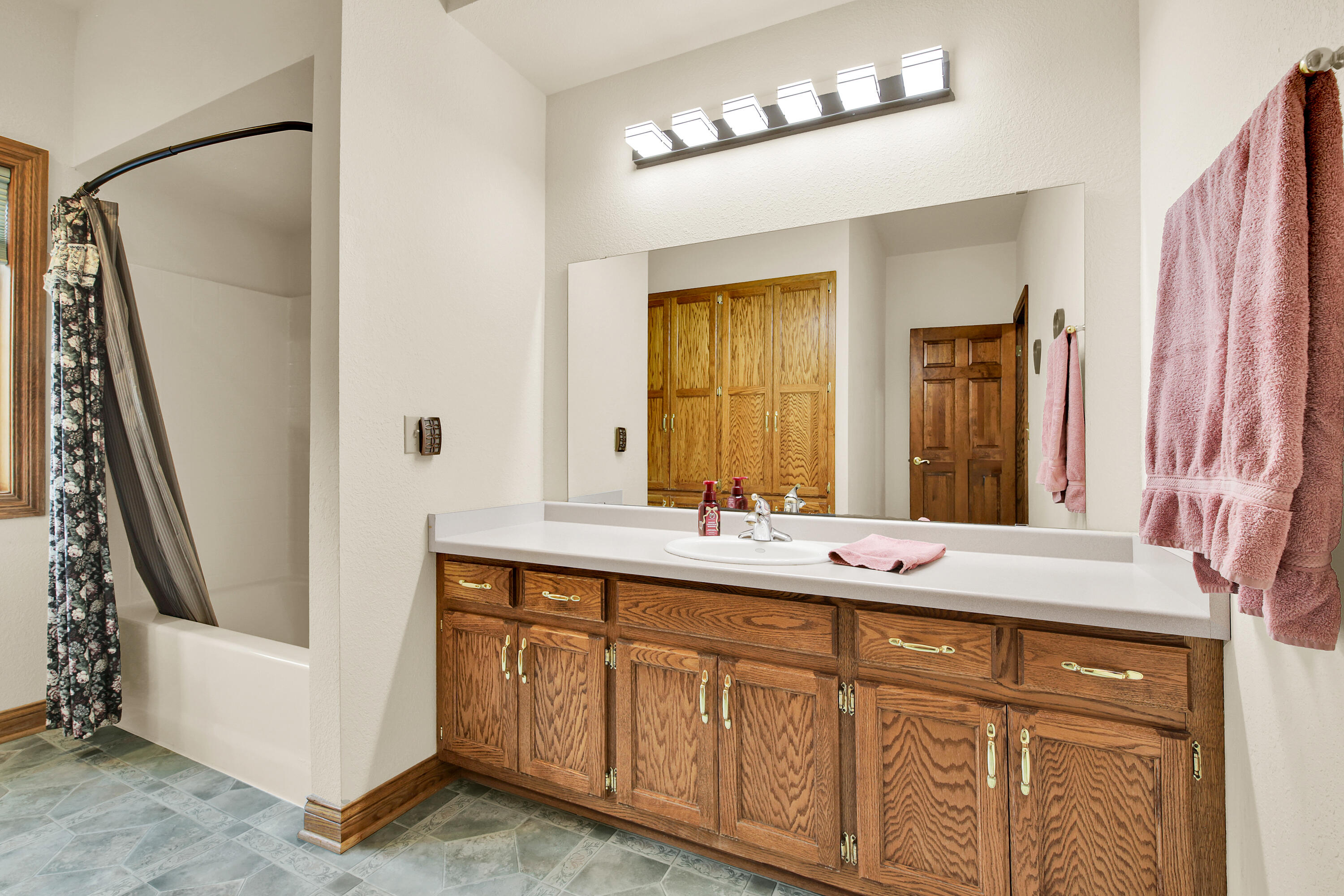615 Kettle Ridge Richfield, WI 53017 - Photo 18 of 44 2nd Floor Guest Bath