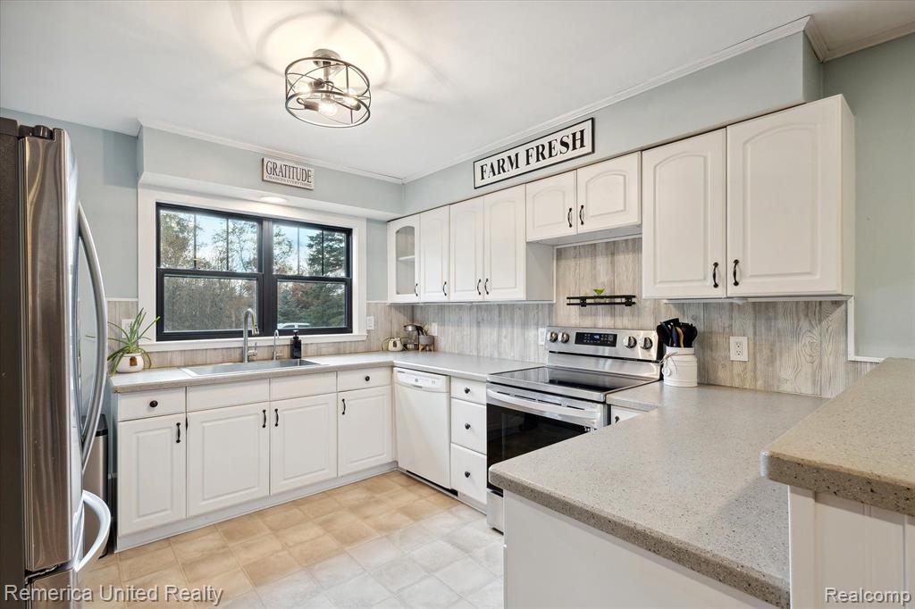 6051 Dutcher Road Howell, MI 48843 - Photo 8 of 42