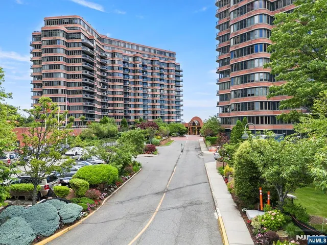 $749,000 | 100 Carlyle Drive, Unit 6MN, Cliffside Park, NJ 07010