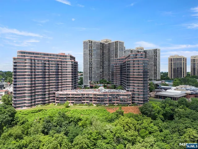 $749,000 | 100 Carlyle Drive, Unit 6MN, Cliffside Park, NJ 07010