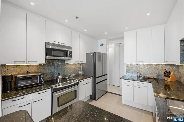 $749,000 | 100 Carlyle Drive, Unit 6MN, Cliffside Park, NJ 07010