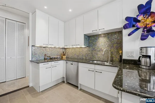 $749,000 | 100 Carlyle Drive, Unit 6MN, Cliffside Park, NJ 07010