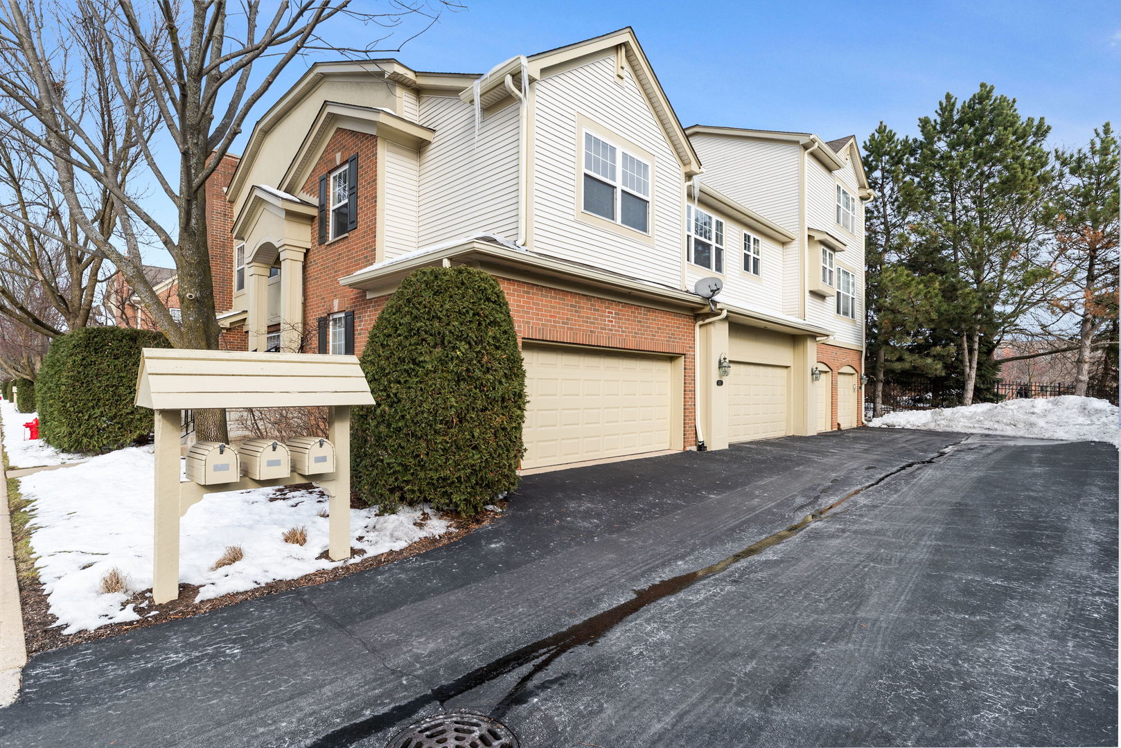 475 South Commons Court Deerfield, IL 60015 - Photo 2 of 17