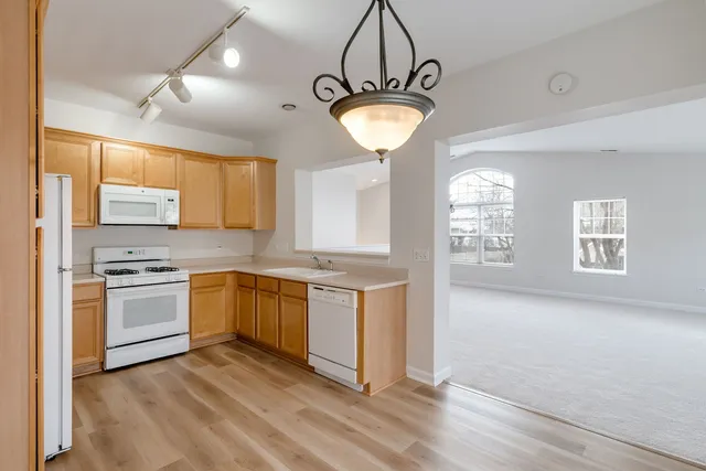 $3,400 | 475 South Commons Court, Deerfield, IL 60015