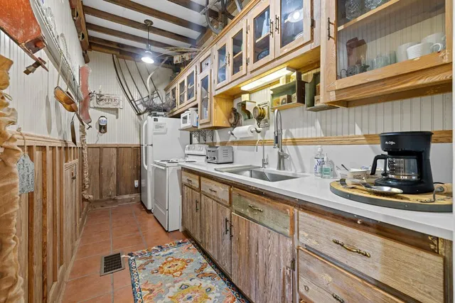 a view of entryway with furniture