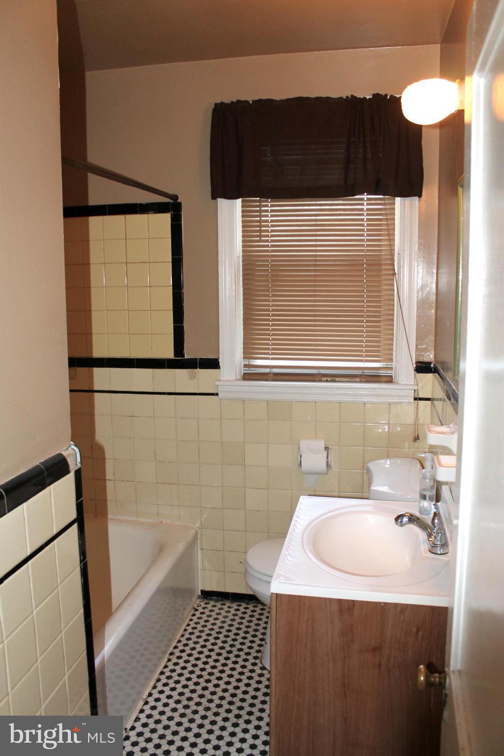 5501 Ashbourne Road Halethorpe, MD 21227 - Photo 8 of 15 Bath