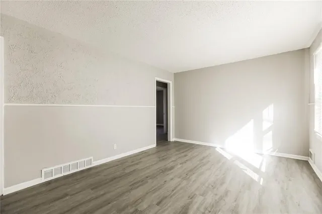 $1,105 | 10000 Drury Avenue, Kansas City, MO 64137