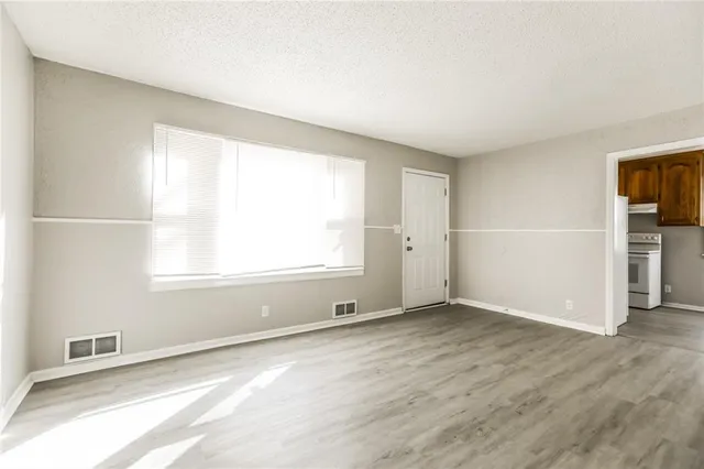 $1,105 | 10000 Drury Avenue, Kansas City, MO 64137
