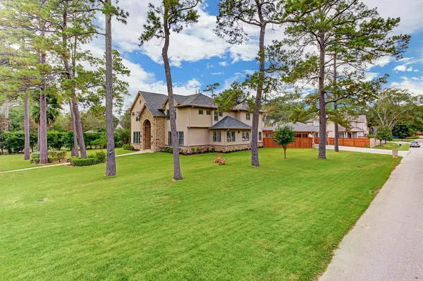 a view of a house with a backyard