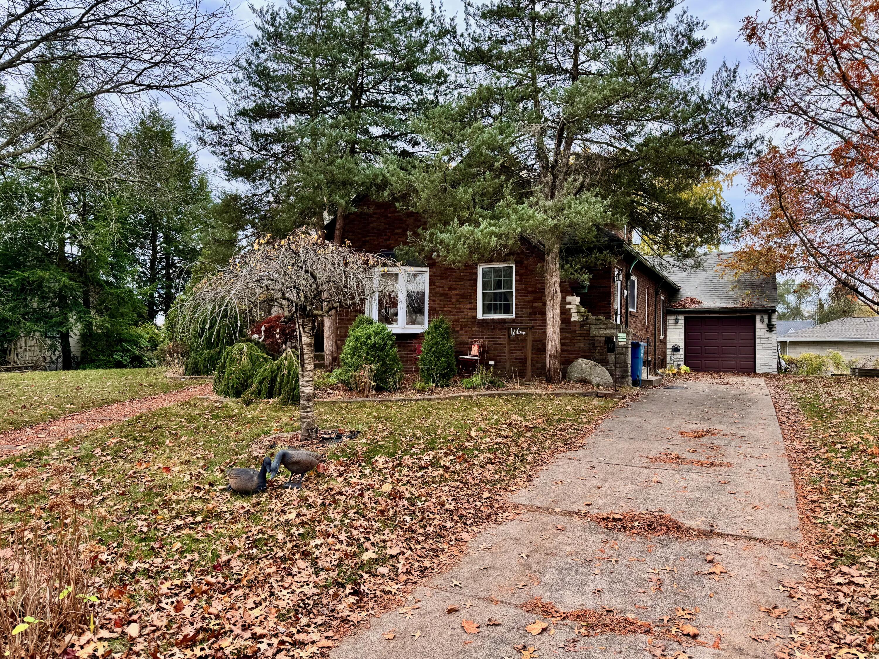 703 South Main Street Knox, IN 46534 - Photo 30 of 32 a front view of a house with a tree