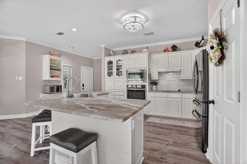 309 Verde Road Willow Park, TX 76087 - Photo 11 of 38 Gorgeous updated kitchen with quartz countertops'