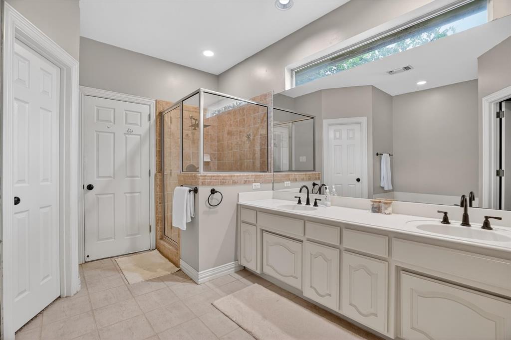 309 Verde Road Willow Park, TX 76087 - Photo 19 of 38 Primary bathroom with llarge closet