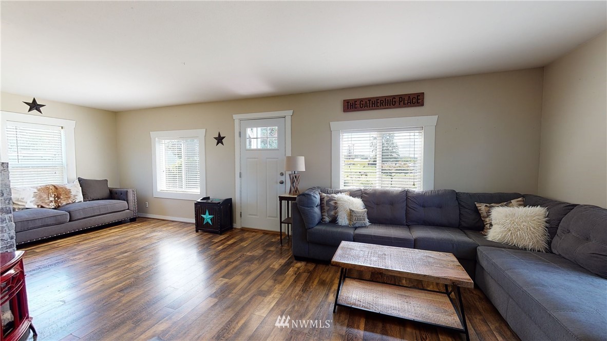 17815 Dunbar Road Mount Vernon, WA 98273 - Photo 14 of 29 a living room with furniture and a window