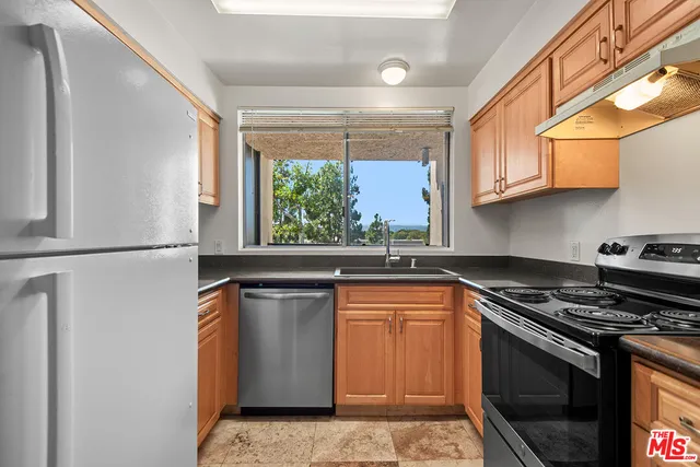 $660,000 | 7211 Raintree Circle, Unit 211, Culver City, CA 90230