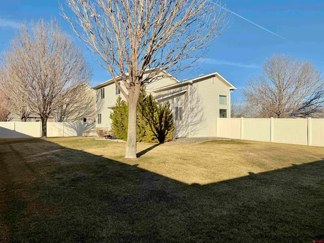 a view of back yard of the house