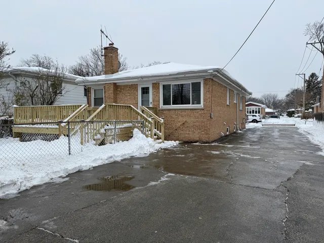 a view of a house with backyard