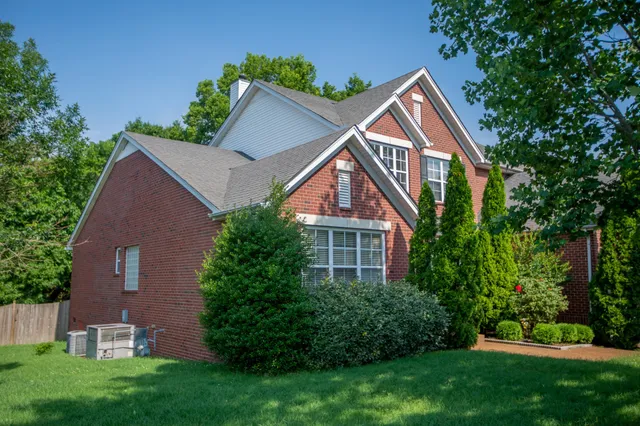 a view of house with garden and trees