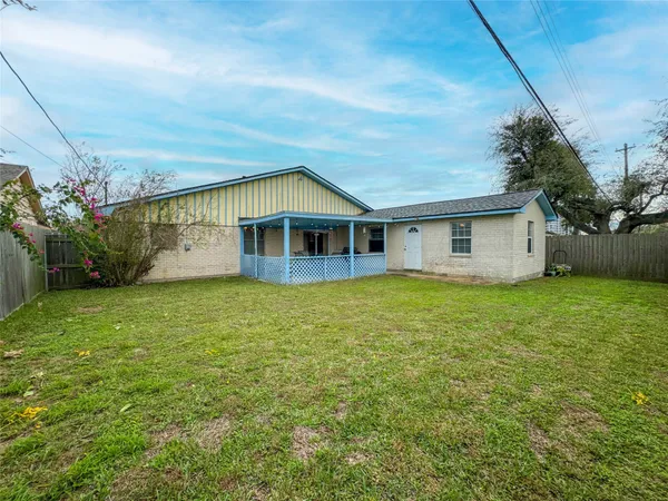 a view of a house with a backyard