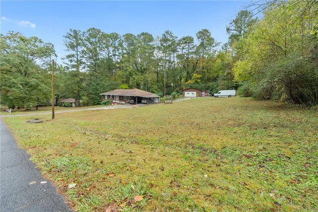 a view of a yard with a house