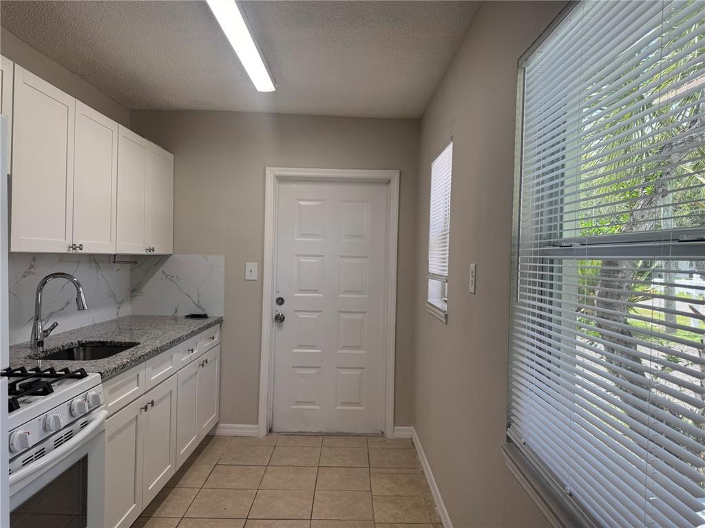809 West Warren Street Plant City, FL 33563 - Photo 20 of 28 a kitchen with a sink stove and cabinets