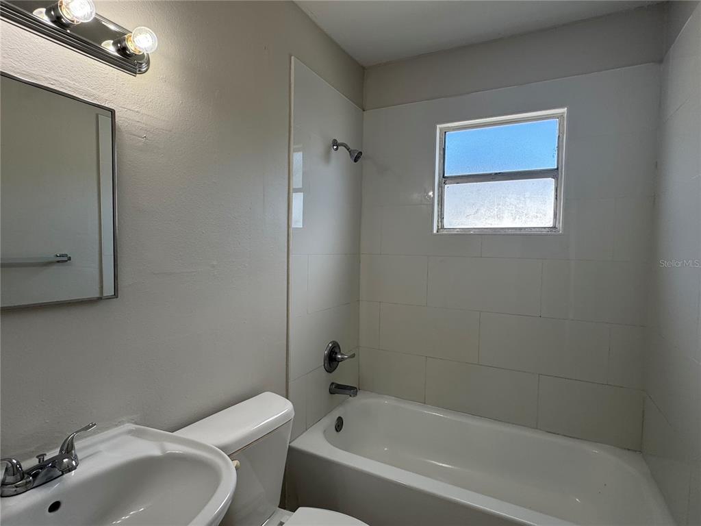 809 West Warren Street Plant City, FL 33563 - Photo 26 of 28 a white bath tub sitting next to a white toilet