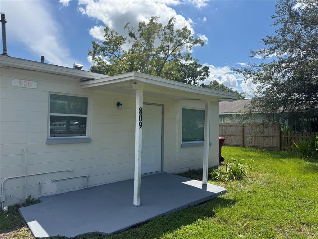 809 West Warren Street Plant City, FL 33563 - Photo 27 of 28 front view of a house with a yard