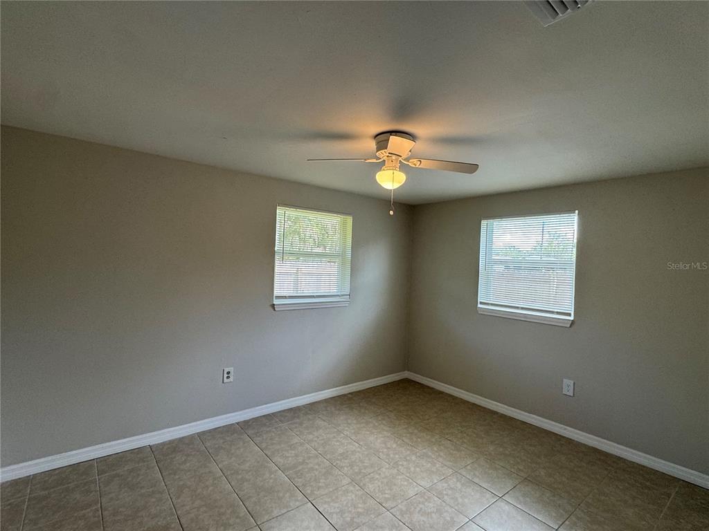 809 West Warren Street Plant City, FL 33563 - Photo 7 of 28 an empty room with windows and fan