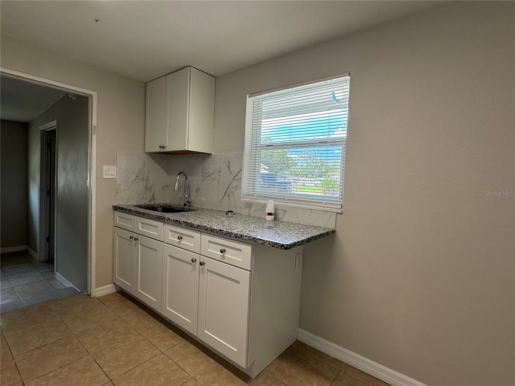 809 West Warren Street Plant City, FL 33563 - Photo 9 of 28 a kitchen with a stove and a sink
