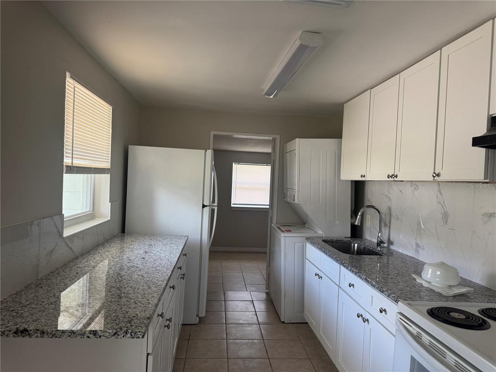 809 West Warren Street Plant City, FL 33563 - Photo 10 of 28 a kitchen with granite countertop white cabinets and sink