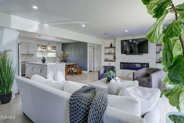 $399,000 | 616 Hammond Avenue, Mount Carmel, TN 37645