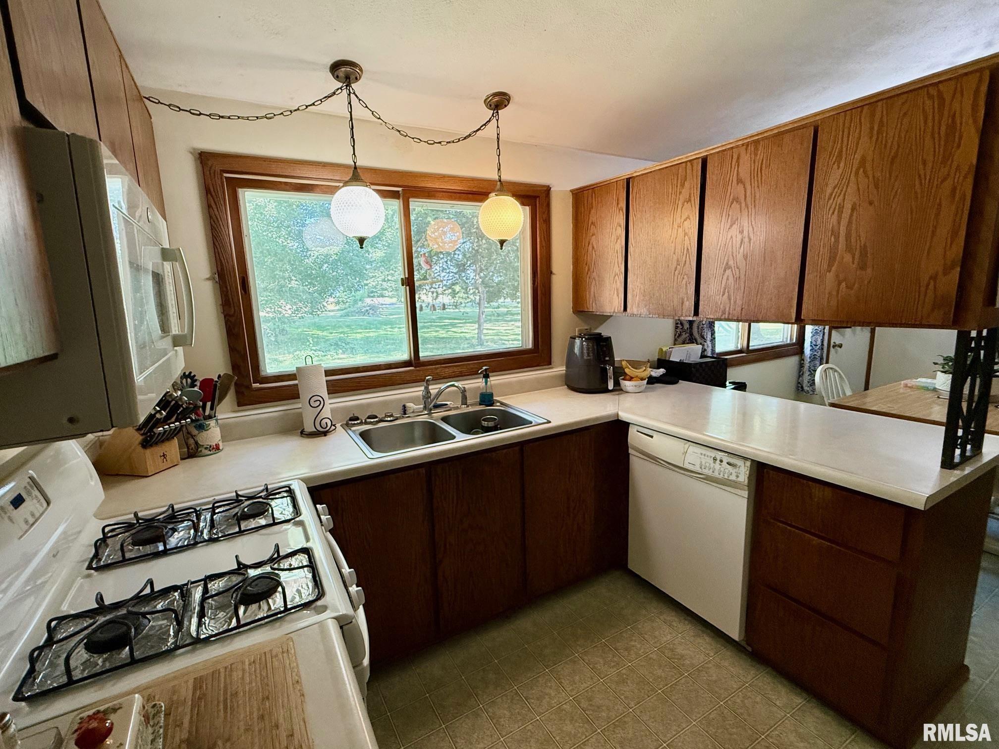 17122 River View Road Petersburg, IL 62675 - Photo 11 of 27