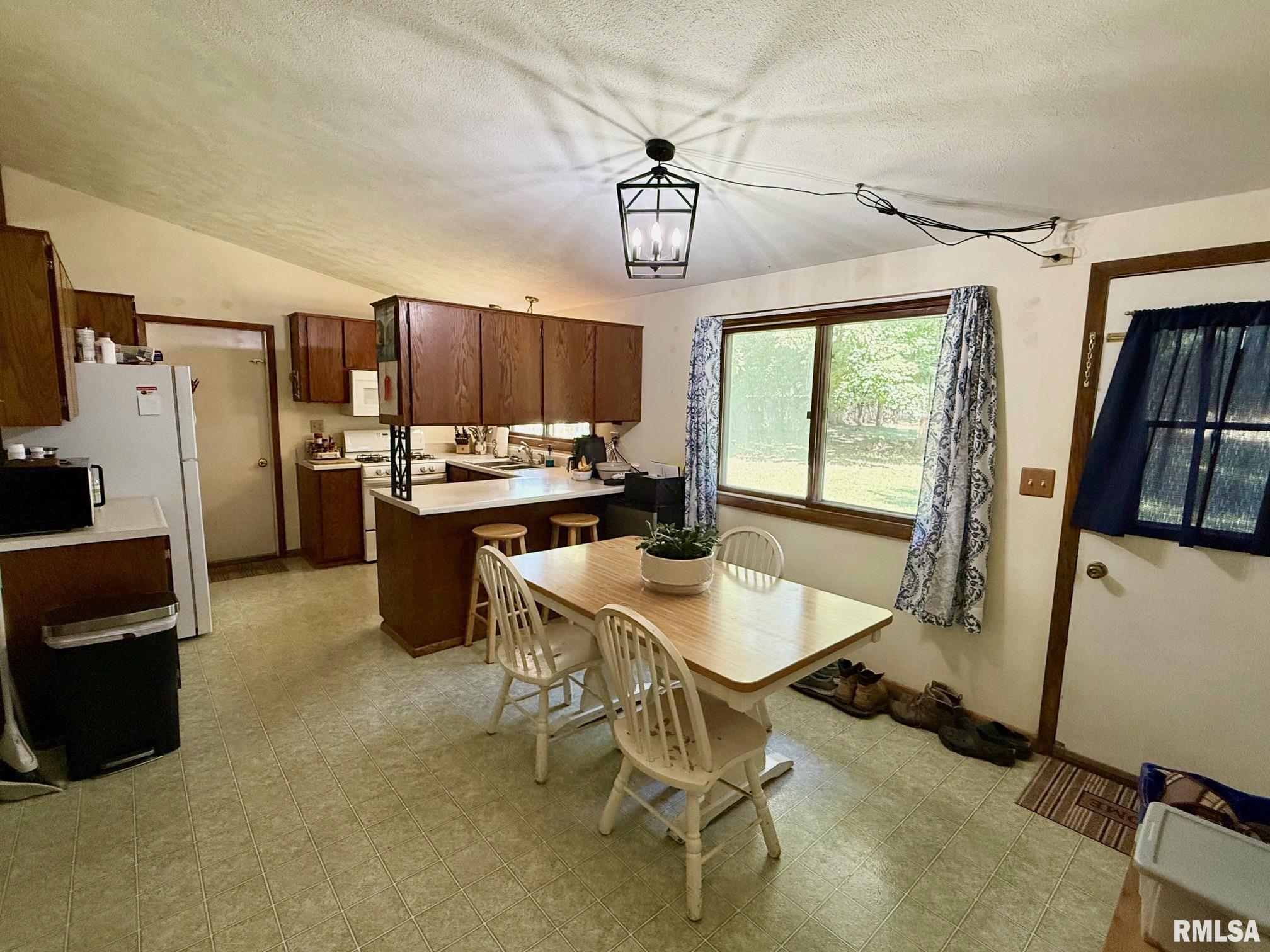 17122 River View Road Petersburg, IL 62675 - Photo 7 of 27