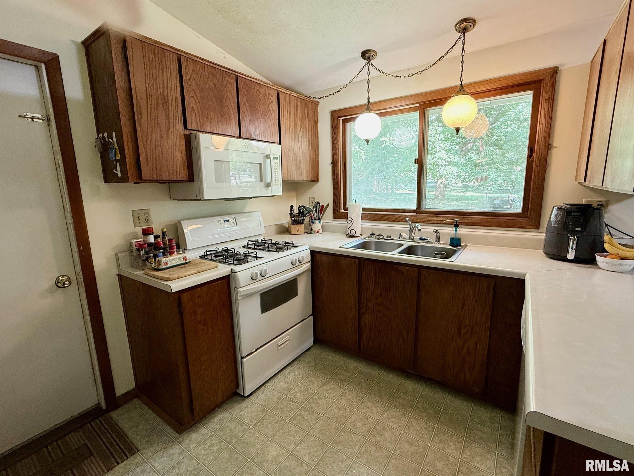 17122 River View Road Petersburg, IL 62675 - Photo 10 of 27