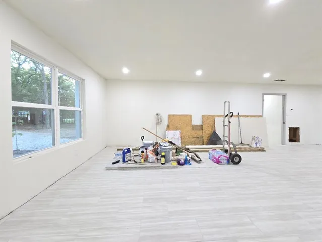 a view of a kitchen and dining room