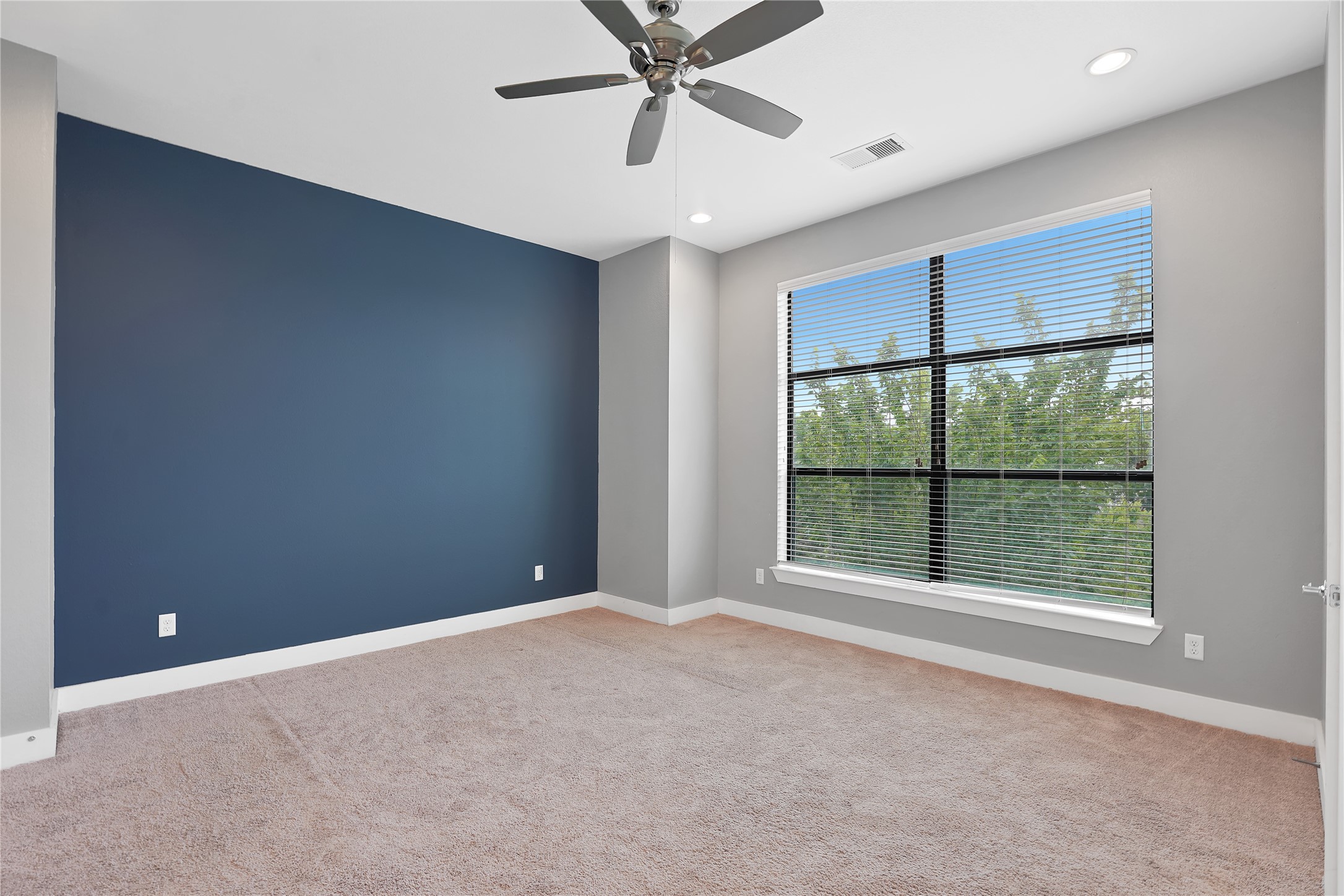 1810 Thompson Street Houston, TX 77007 - Photo 13 of 20 a view of an empty room with a window