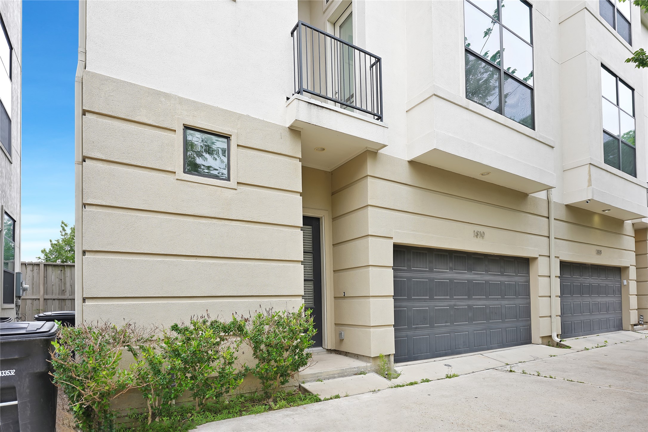 1810 Thompson Street Houston, TX 77007 - Photo 2 of 20 front view of a house