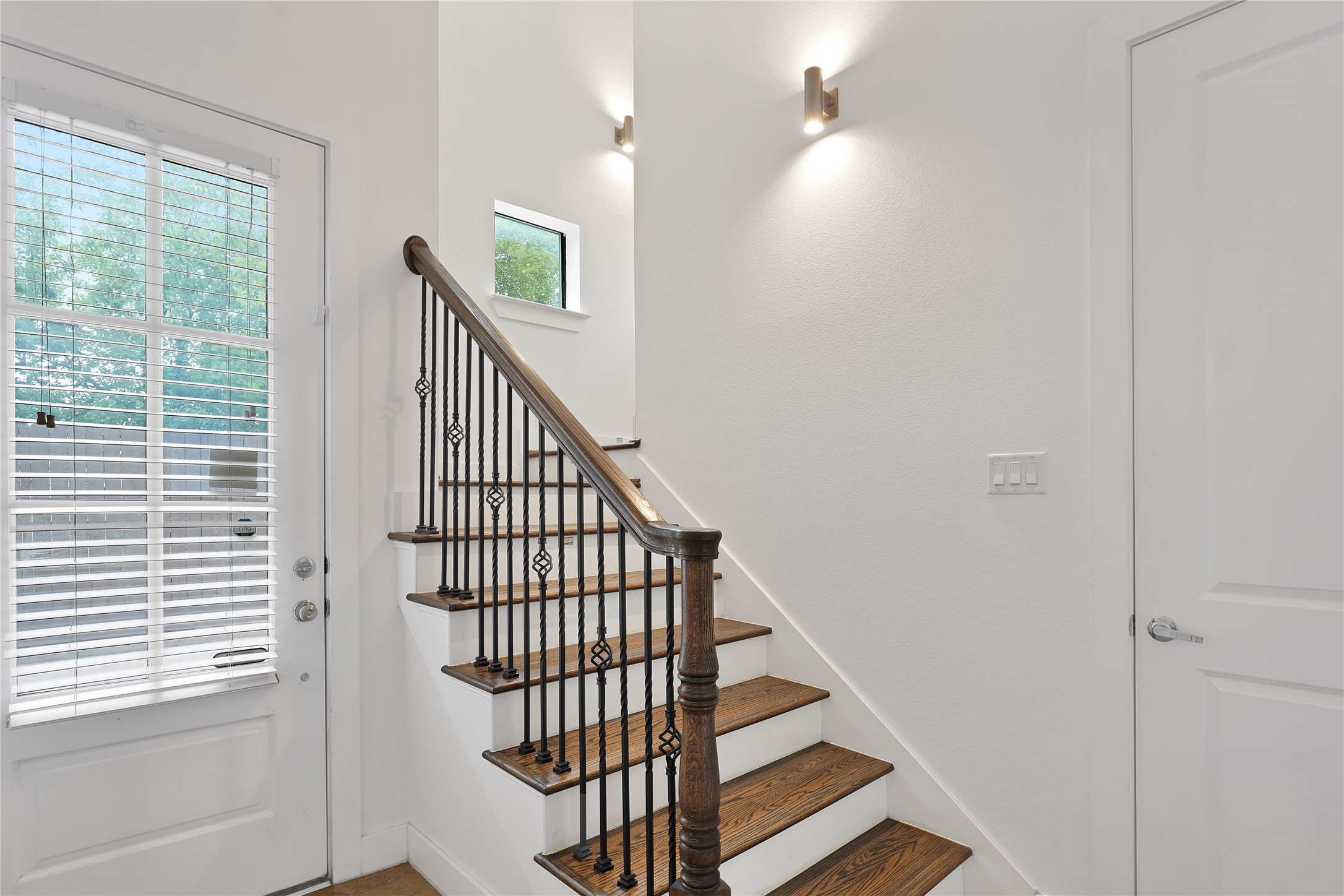 1810 Thompson Street Houston, TX 77007 - Photo 9 of 20 a view of entryway with wooden floor