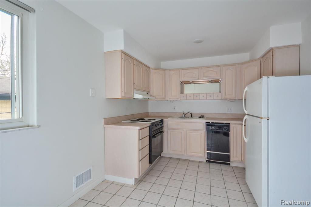 4030 West 13 Mile Road, Unit D3 Royal Oak, MI 48073 - Photo 10 of 13