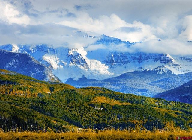 a view of a houses with a yard