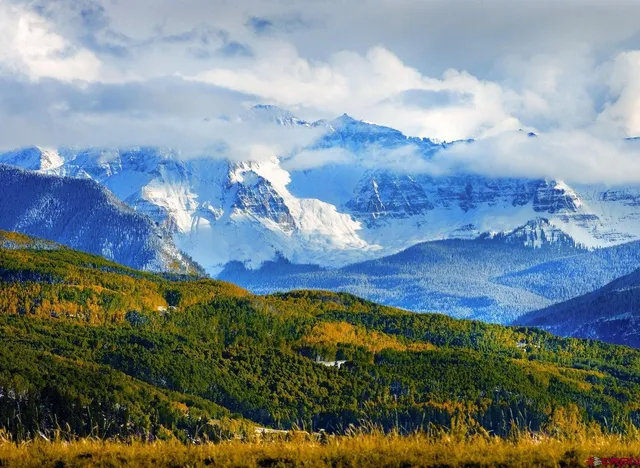 a view of a houses with a yard