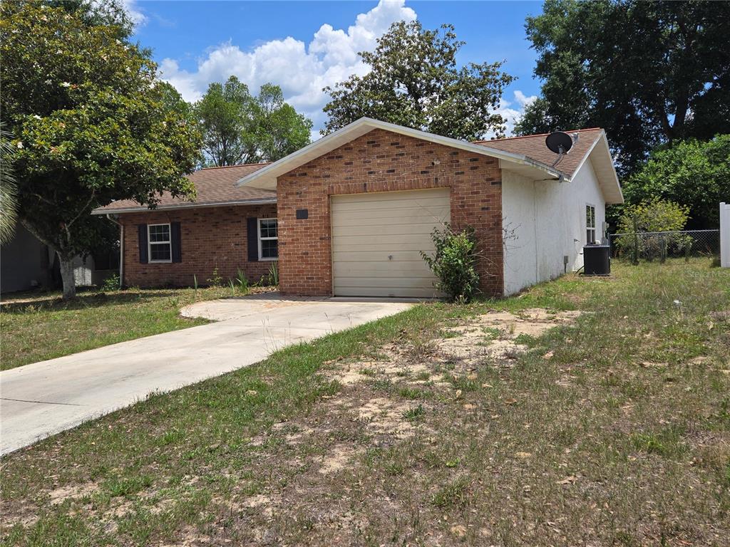 19 Spring Dr Place Ocala, FL 34472 - Photo 3 of 29 a view of a house with a yard