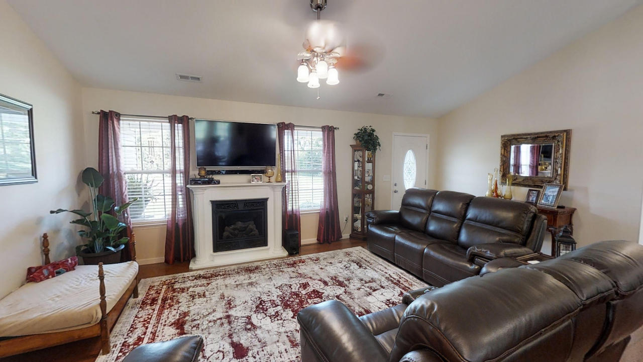 807 Sneed Road Evensville, TN 37332 - Photo 4 of 39 4-807 Sneed Living Room 2