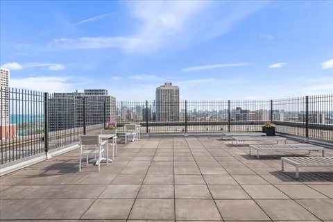 $274,500 | 2930 North Sheridan Road, Unit 1704, Chicago, IL 60657