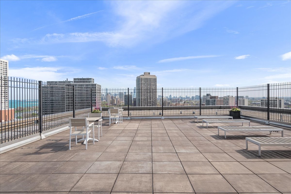 2930 North Sheridan Road, Unit 1704 Chicago, IL 60657 - Photo 15 of 23