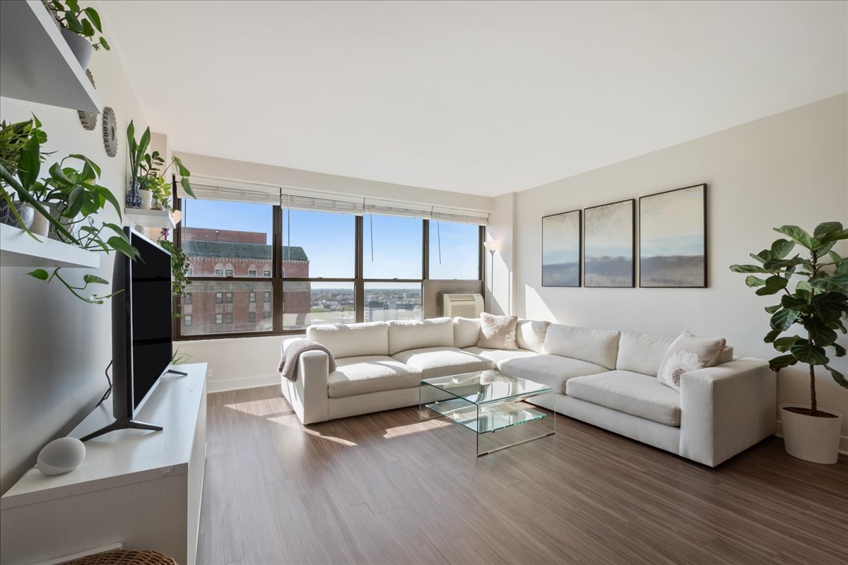 2930 North Sheridan Road, Unit 1704 Chicago, IL 60657 - Photo 2 of 23