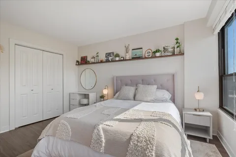 $274,500 | 2930 North Sheridan Road, Unit 1704, Chicago, IL 60657