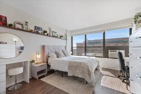 $274,500 | 2930 North Sheridan Road, Unit 1704, Chicago, IL 60657