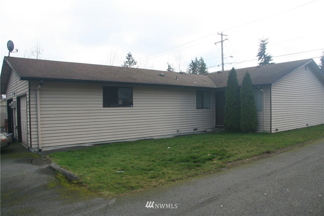 17 Madison Street Everett, WA 98203 - Photo 2 of 8 a view of a backyard with plants