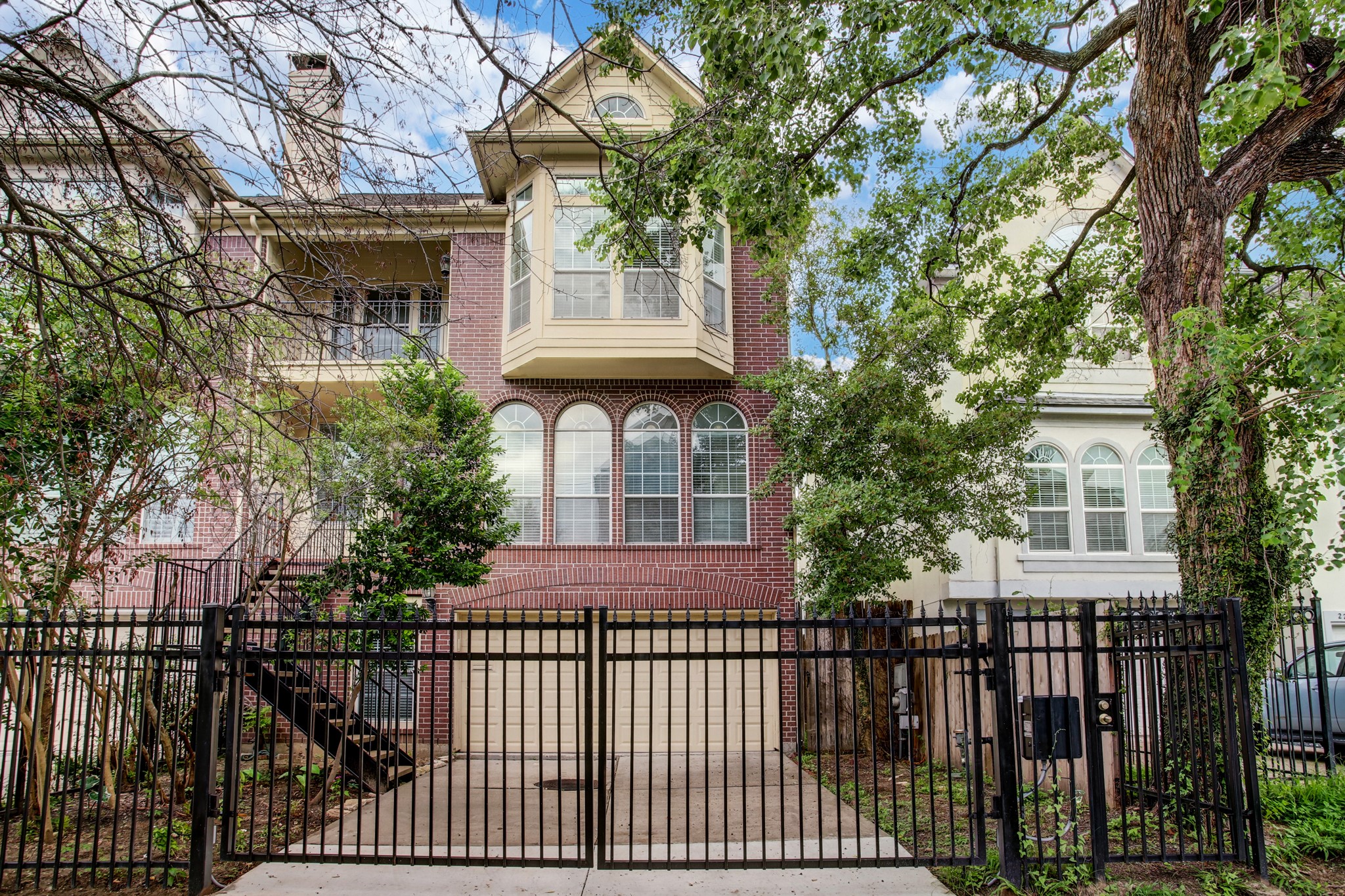 2205 Commonwealth Street Houston, TX 77006 - Photo 1 of 22 Charming 3-story townhome with automatic driveway gate. Double-wide driveway allows for additional parking behind the 2 car garage.