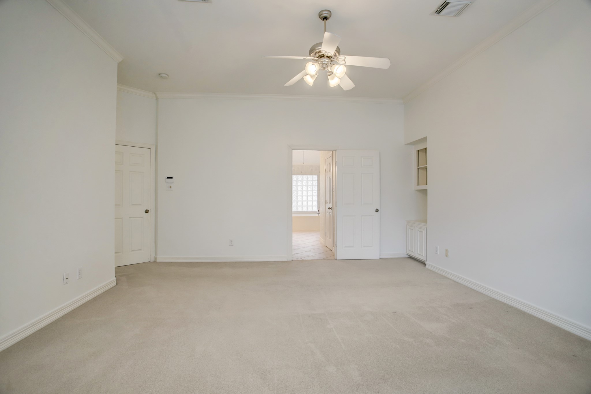 2205 Commonwealth Street Houston, TX 77006 - Photo 11 of 22 Primary bedroom looking back into the en-suite bathroom.